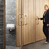 Toiletpapierdispenser Tork T7 Elevation Optiserve Coreless medium duo wit 558040 foto
